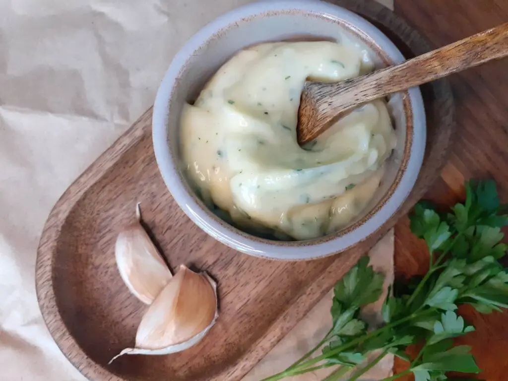 Mayonnaise-with-Garlic-and-parsley